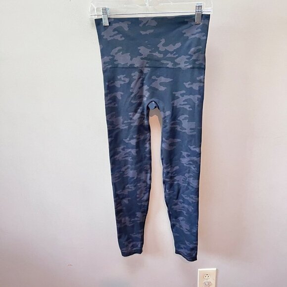 Spanx Look at Me Now Dark Camo Leggings -‎ Size L - Picture 1 of 3